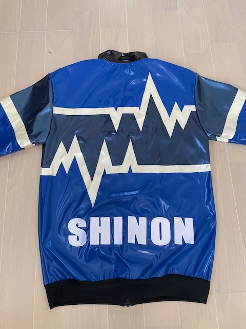 エナメル電波柄トップス