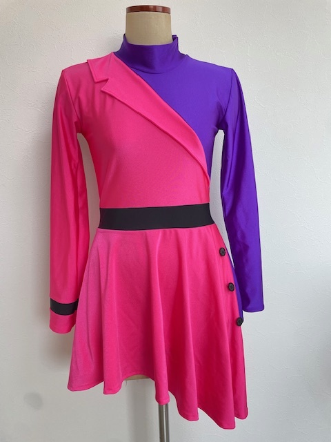 紫ピンクのアシンメトリーデザインワンピース