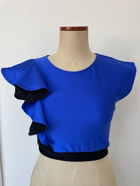 片袖フリルトップス